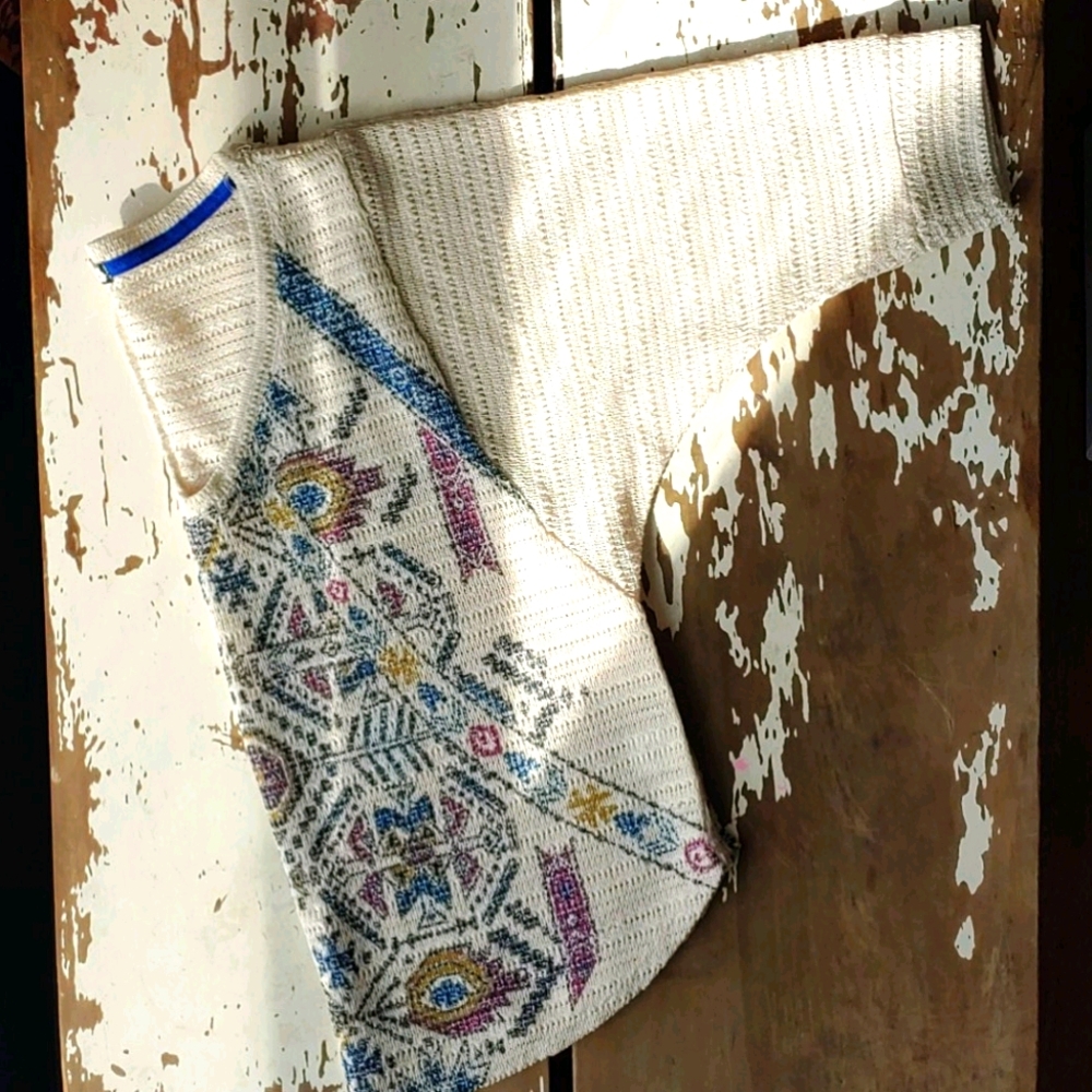 Eyeshadow Worship The Sun Batwing Crochet V-Neck - Picture 2 of 16